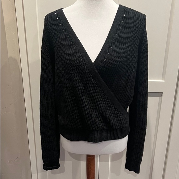 Abercrombie & Fitch Sweaters - Abercrombie & Fitch Black V-Neck Sweater Size XS